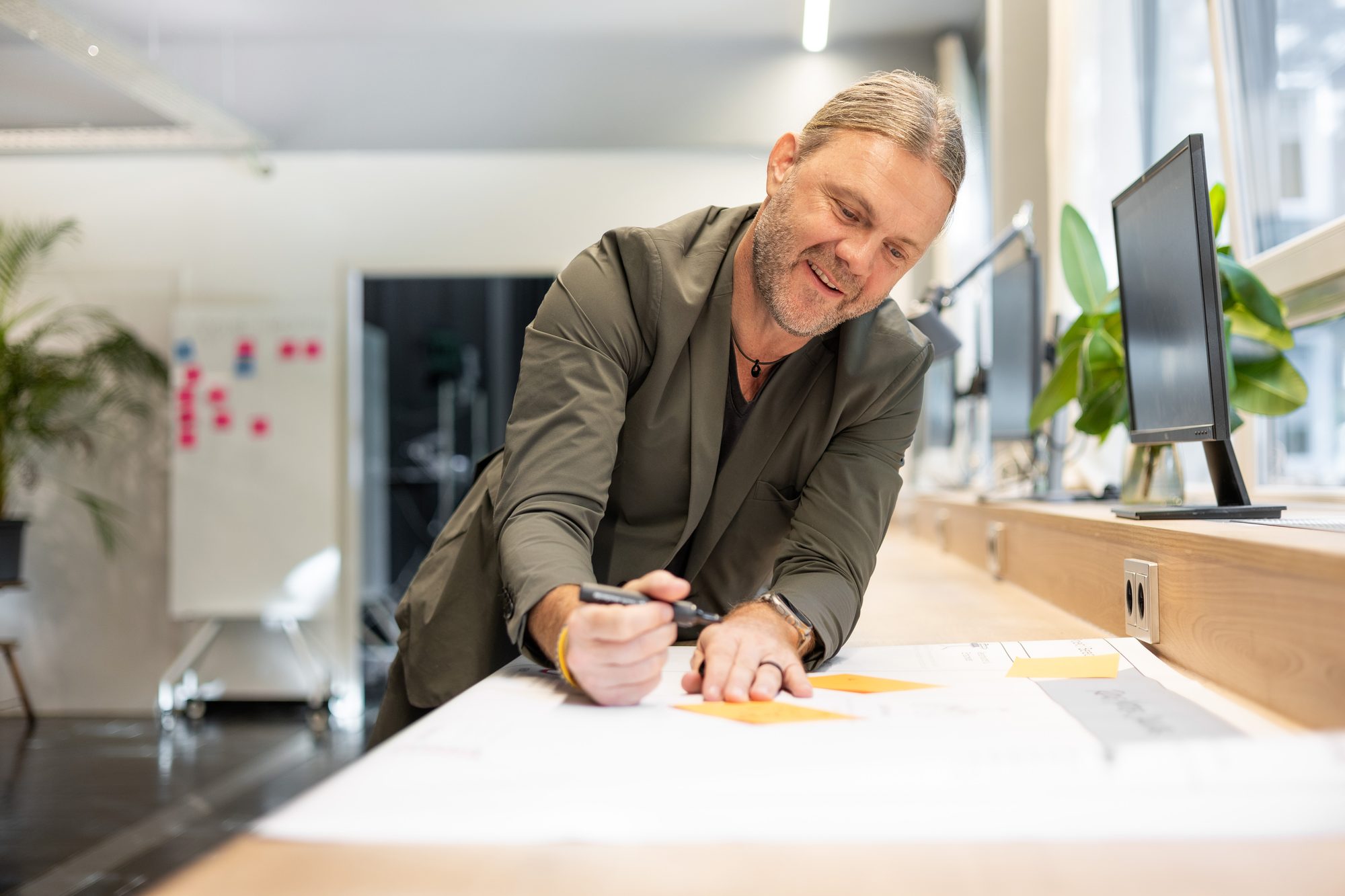 Christian Botta beim Arbeiten am Tisch